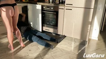 Creo que mi novia se quiere follar al fontanero:  me dejará mirar?