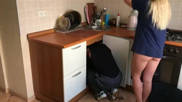 Une blonde infidèle meurt d'envie de baiser le plombier
