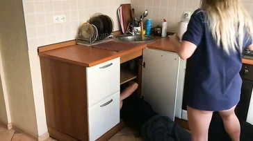 Une blonde infidèle meurt d'envie de baiser le plombier