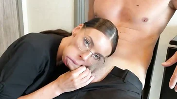 Profesora sexy de gafas se deja follar por su alumno preferido