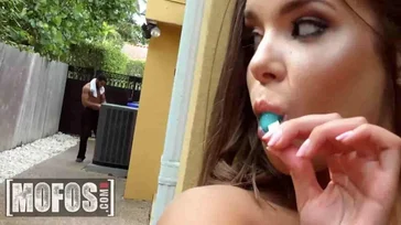 O vizinho está todo sarado e sem camisa: como ele me deixa excitada!