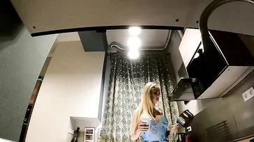 Minha madrasta mostra a bunda e a buceta toda vez que se abaixa...!!