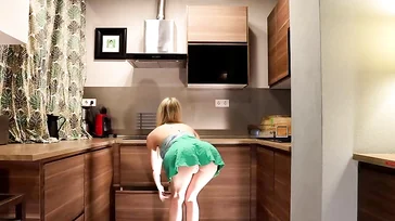 Minha madrasta mostra a bunda e a buceta toda vez que se abaixa...!!
