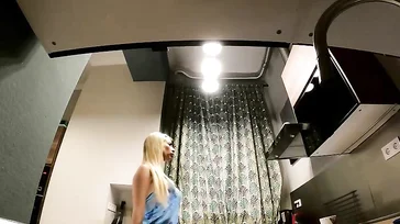Minha madrasta mostra a bunda e a buceta toda vez que se abaixa...!!