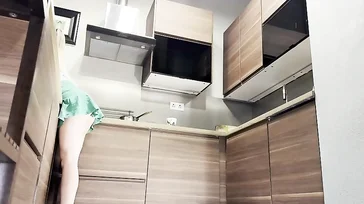 Minha madrasta mostra a bunda e a buceta toda vez que se abaixa...!!