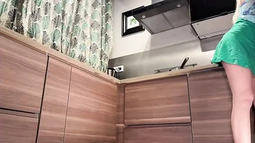 Minha madrasta mostra a bunda e a buceta toda vez que se abaixa...!!