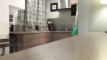 Minha madrasta mostra a bunda e a buceta toda vez que se abaixa...!!