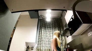 Minha madrasta mostra a bunda e a buceta toda vez que se abaixa...!!