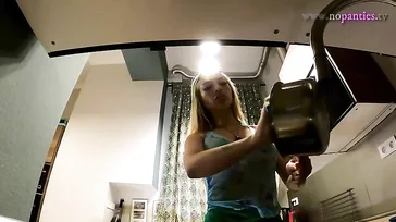 Minha madrasta mostra a bunda e a buceta toda vez que se abaixa...!!