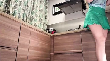 Minha madrasta mostra a bunda e a buceta toda vez que se abaixa...!!
