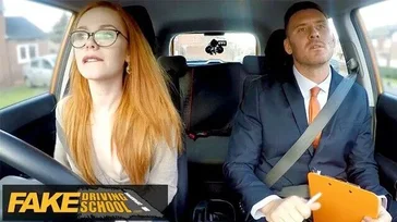 Die neue Schülerin ist sehr heiß und mit dieser Brille... wie heiß!