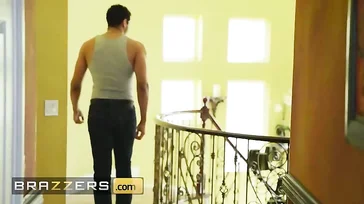 एक अजनबी उसके घर में चोरी करने के लिए घुसा... उसने उसके साथ संभोग किया!