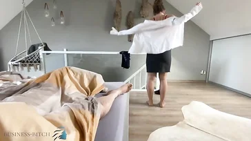 A secretária MILF fica feliz em trabalhar horas extras toda semana
