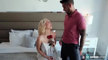 Er schenkt seiner neuen Freundin rote Rosen, um dafür zu sorgen, dass sie noch mehr Sex haben.