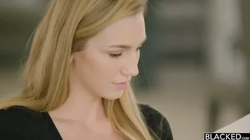 Die sexy Kendra Sunderland wird gleich von einem schönen schwarzen Schwanz genagelt ...!!