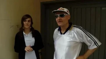 Ich treffe mich mit dem seltsamen Nachbarn, der mich ausspioniert, und lasse ihn meine Muschi lecken.