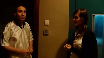 Ich treffe mich mit dem seltsamen Nachbarn, der mich ausspioniert, und lasse ihn meine Muschi lecken.