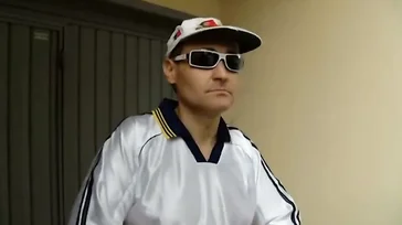 Ich treffe mich mit dem seltsamen Nachbarn, der mich ausspioniert, und lasse ihn meine Muschi lecken.