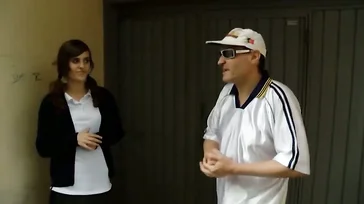 Ich treffe mich mit dem seltsamen Nachbarn, der mich ausspioniert, und lasse ihn meine Muschi lecken.