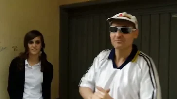 Ich treffe mich mit dem seltsamen Nachbarn, der mich ausspioniert, und lasse ihn meine Muschi lecken.
