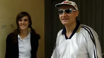 Ich treffe mich mit dem seltsamen Nachbarn, der mich ausspioniert, und lasse ihn meine Muschi lecken.