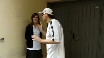 Ich treffe mich mit dem seltsamen Nachbarn, der mich ausspioniert, und lasse ihn meine Muschi lecken.