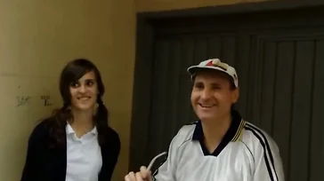 Ich treffe mich mit dem seltsamen Nachbarn, der mich ausspioniert, und lasse ihn meine Muschi lecken.