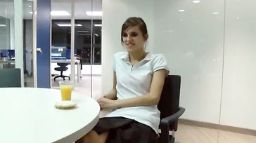 Ich treffe mich mit dem seltsamen Nachbarn, der mich ausspioniert, und lasse ihn meine Muschi lecken.