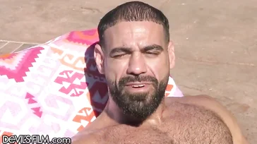 Meu namorado gosta que façamos um ménage à trois bissexual de vez em quando.