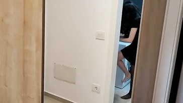 Ich überrasche meine Cousine und stecke meinen Schwanz in sie