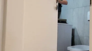 Ich überrasche meine Cousine und stecke meinen Schwanz in sie