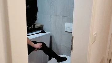 Ich überrasche meine Cousine und stecke meinen Schwanz in sie
