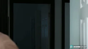 Meine Schwägerin wartet mit einem Tanga und einer feuchten Muschi im Bett auf mich