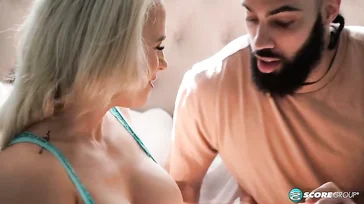 Meine Schwägerin wartet mit einem Tanga und einer feuchten Muschi im Bett auf mich