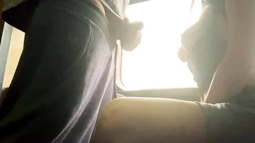 Sie gibt einem Fremden im Schlafwagen eines Zuges einen Handjob.