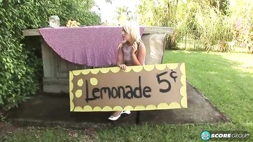 Deze blonde twintiger verkoopt limonade, maar niemand lijkt aandacht aan haar te besteden.