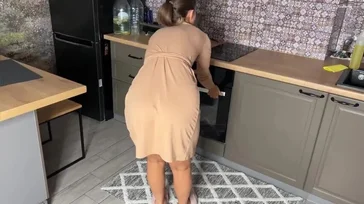 Su novio la sorprende en la cocina, le levanta la falda y la folla ... !!