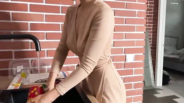 Su novio la sorprende en la cocina, le levanta la falda y la folla ... !!