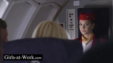 Die heiße Flugbegleiterin lässt sich heimlich von einem Passagier ficken