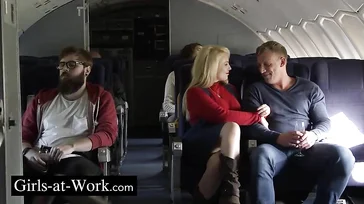 Die heiße Flugbegleiterin lässt sich heimlich von einem Passagier ficken