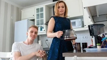 Er lädt seinen Privatlehrer zum Kaffee ein: Was für einen Fick die MILF hat.
