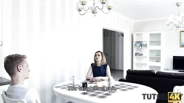 Er lädt seinen Privatlehrer zum Kaffee ein: Was für einen Fick die MILF hat.