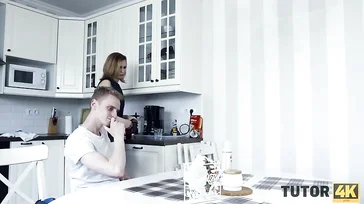 Er lädt seinen Privatlehrer zum Kaffee ein: Was für einen Fick die MILF hat.
