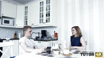 Er lädt seinen Privatlehrer zum Kaffee ein: Was für einen Fick die MILF hat.