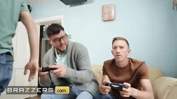 Ele flagra um dos amigos transando com a madrasta: que cena!!
