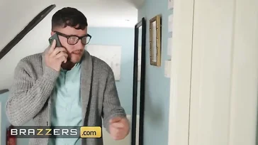 Ele flagra um dos amigos transando com a madrasta: que cena!!
