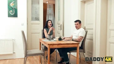 Mi pobre hijo no parece ser consciente de lo puta que es su novia