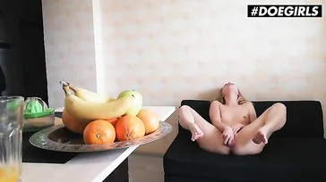 Linda garota russa faz café da manhã e se masturba