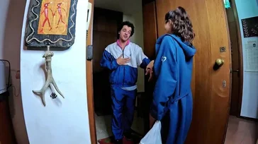 Invita al repartidor de comida a entrar en casa y darle una follada