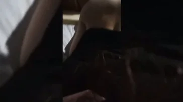 Video porno casero de pareja amateur grabando con el teléfono móvil